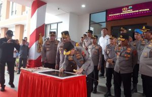 Kapolda Sulut Roycke Harry Langie Meresmikan Gedung Sentra Pelayanan Kepolisian Terpadu (SPKT) Polres Bolmut.