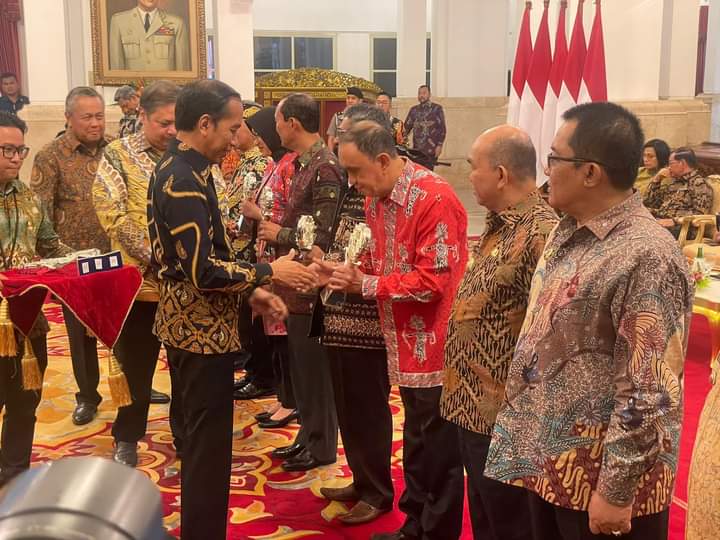 Bupati Minahasa Terima Penghargaan TPID Award 2023 Dari Presiden Jokowi ...